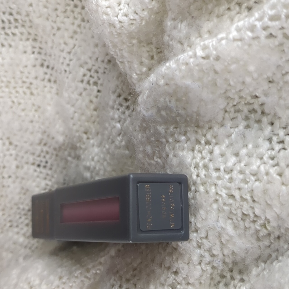 KAB Cosmetics Lip Gloss in Peach Cobbler, 5g/0.17fl oz - Picture 4 of 5